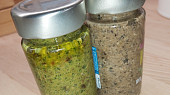 Pesto z černých oliv a z rukoly se sušenými rajčaty