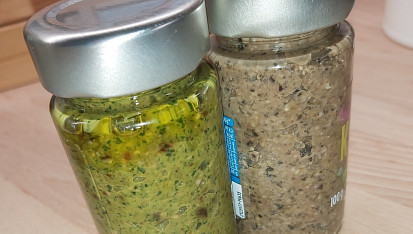 Pesto z černých oliv a z rukoly se sušenými rajčaty