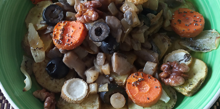 Restované houby s pečenou zeleninou a brambory