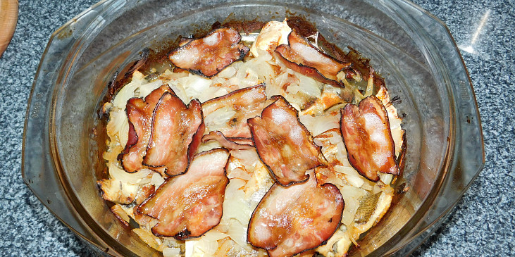 Rybí filé na cibuli a slanině