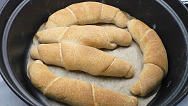 Grahamové rohlíky pečené v remosce Grahamové rohlíky pečené v remosce