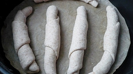 Grahamové rohlíky pečené v remosce Grahamové rohlíky pečené v remosce