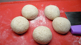 Grahamové rohlíky pečené v remosce Grahamové rohlíky pečené v remosce