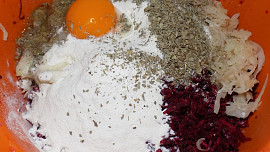 Placky z červené řepy a kysaného zelí