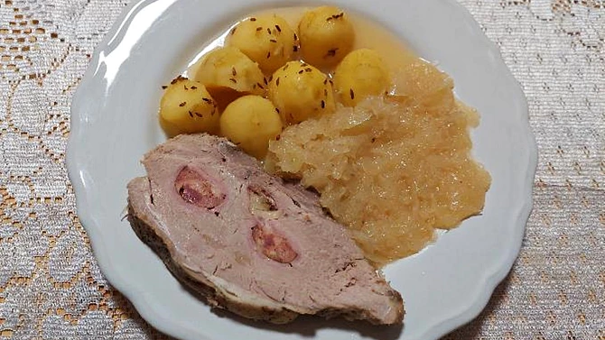 Vepřová kýta na zelí z pomalého hrnce