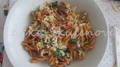 Bezlepkové fusilli s kuřecím masem a cherry rajčátky