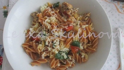 Bezlepkové fusilli s kuřecím masem a cherry rajčátky