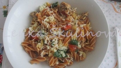 Bezlepkové fusilli s kuřecím masem a cherry rajčátky