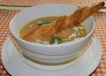 Krémová polévka z kořenové zeleniny se smetanou