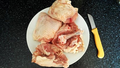 Kuřecí stehýnka na paprice, vykostění stehen
