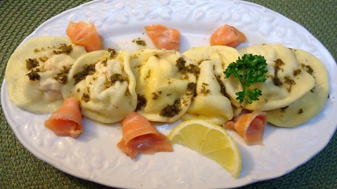 Ravioli plněné lososem s cottage