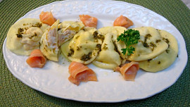 Ravioli plněné lososem s cottage