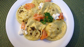 Ravioli plněné lososem s cottage