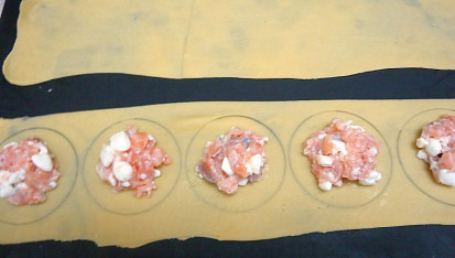 Ravioli plněné lososem s cottage