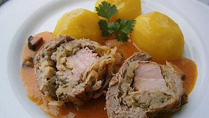 Vepřové závitky s anglickou slaninou a cuketovým zelím, z pomalého hrnce