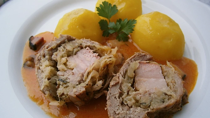 Vepřové závitky s anglickou slaninou a cuketovým zelím, z pomalého hrnce