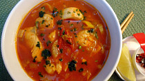 Asijská rajčatová polévka s krevetami a lososem