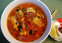 Asijská rajčatová polévka s krevetami a lososem