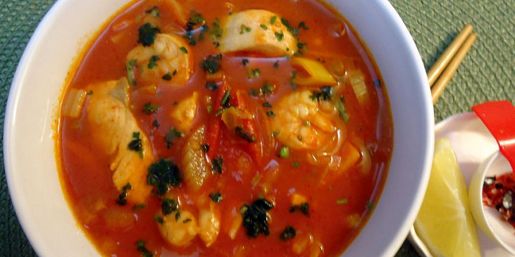 Asijská rajčatová polévka s krevetami a lososem