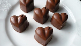 Čokoládové pralinky s ořechovou náplní Čokoládové pralinky s ořechovou náplní