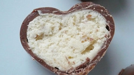 Čokoládové pralinky s ořechovou náplní Čokoládové pralinky s ořechovou náplní