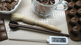 Čokoládové pralinky s ořechovou náplní Čokoládové pralinky s ořechovou náplní