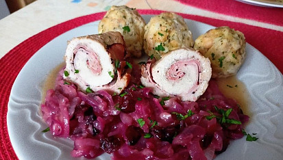 Vepřové závitky se zelím z červené cibule s brusinkami, Vepřové závitky se zelím z červené cibule s brusinkami