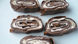 Čokoládové palačinky s tvarohovo - banánovou náplní Čokoládové palačinky s tvarohovo - banánovou náplní