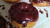 Donut s polevou a posypem