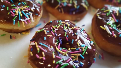 Donut s polevou a posypem