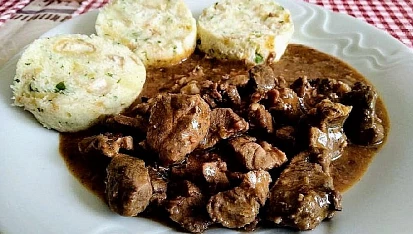 Guláš z divočáka s hrnkovými knedlíky, Guláš z divočáka s hrnkovými knedlíky