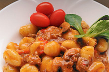 Gnocchi s mletým masem a zeleninou z jedné pánve