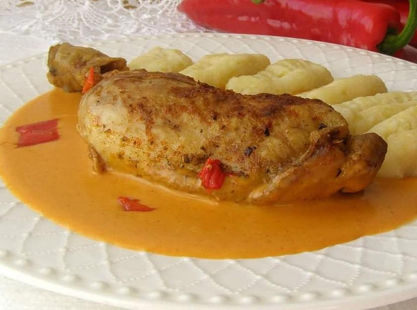 Kuřecí stehno s paprikovou omáčkou a domácími bramborovými noky