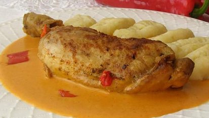 Kuřecí stehno s paprikovou omáčkou a domácími bramborovými noky, Kuřecí stehno s paprikovou omáčkou a domácími bramborovými noky