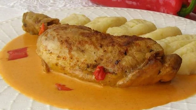 Kuřecí stehno s paprikovou omáčkou a domácími bramborovými noky, Kuřecí stehno s paprikovou omáčkou a domácími bramborovými noky