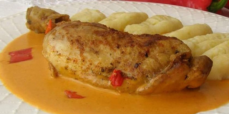 Kuřecí stehno s paprikovou omáčkou a domácími bramborovými noky