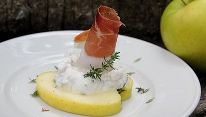 Marinované jablko s čerstvým kozím sýrem a plátkem špeku, Marinované jablko s čerstvým kozím sýrem a plátkem špeku
