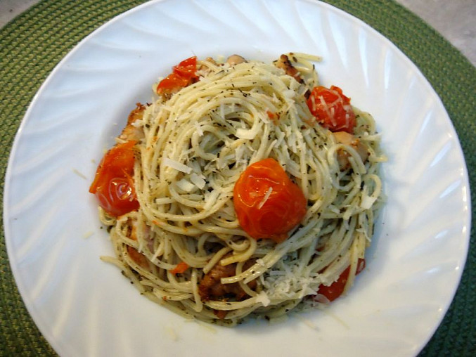 Špagety s provensálským pestem a kuřecím masem