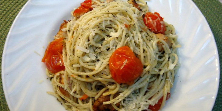 Špagety s provensálským pestem a kuřecím masem