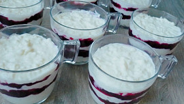 Tvarohovo - pudinkové poháry s rýží a ostružinami Tvarohovo - pudinkové poháry s rýží a ostružinami