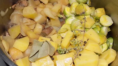 Tykvová polévka s růžičkovou kapustou