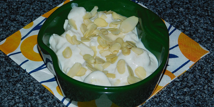 Banánový salát s jablky, jogurtem a mandlemi