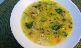 Čedarová polévka se žampiony, mrkví a kapustičkami