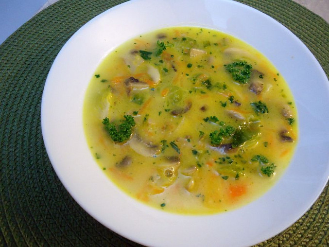 Čedarová polévka se žampiony, mrkví a kapustičkami