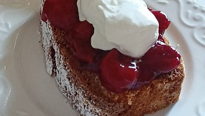 Dvoubarevný chlebíček s ovocem a šlehačkou