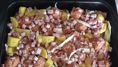 Hlávkové zelí, mleté kuličky a brambory v jednom pekáčku