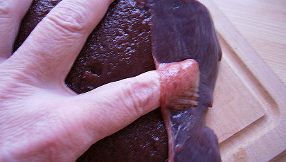 Hovězí játra na smetaně a žampionech, Blánu nařízneme, pomocí ukazováčku nadzvedneme, uvolníme a stáhneme. Při stahování blánu přidržujeme papírovou utěrkou, aby neklouzala