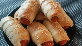 Párky v domácím pizza těstě