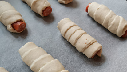 Párky v domácím pizza těstě