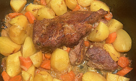 Vepřová plec pečená pomalu společně s bramborami a mrkví